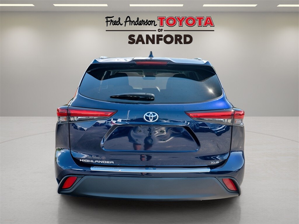 2021 Toyota Highlander XLE photo 3