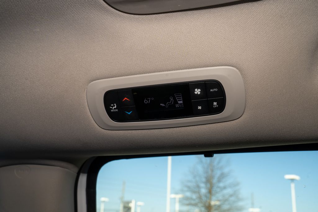 2024 Chrysler Pacifica Touring L - Photo 9