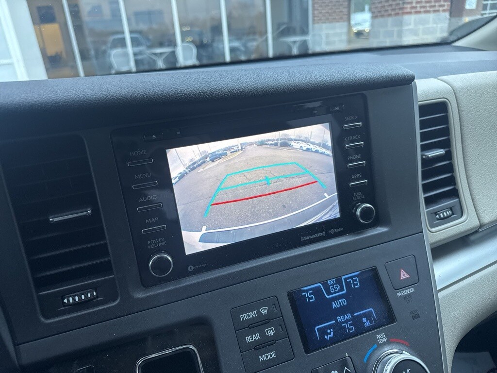 2020 Toyota Sienna LE photo 4