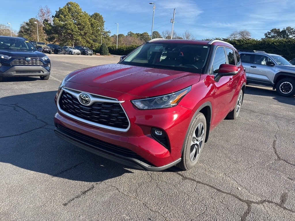 Used 2025 Toyota Highlander Hybrid XLE SUV