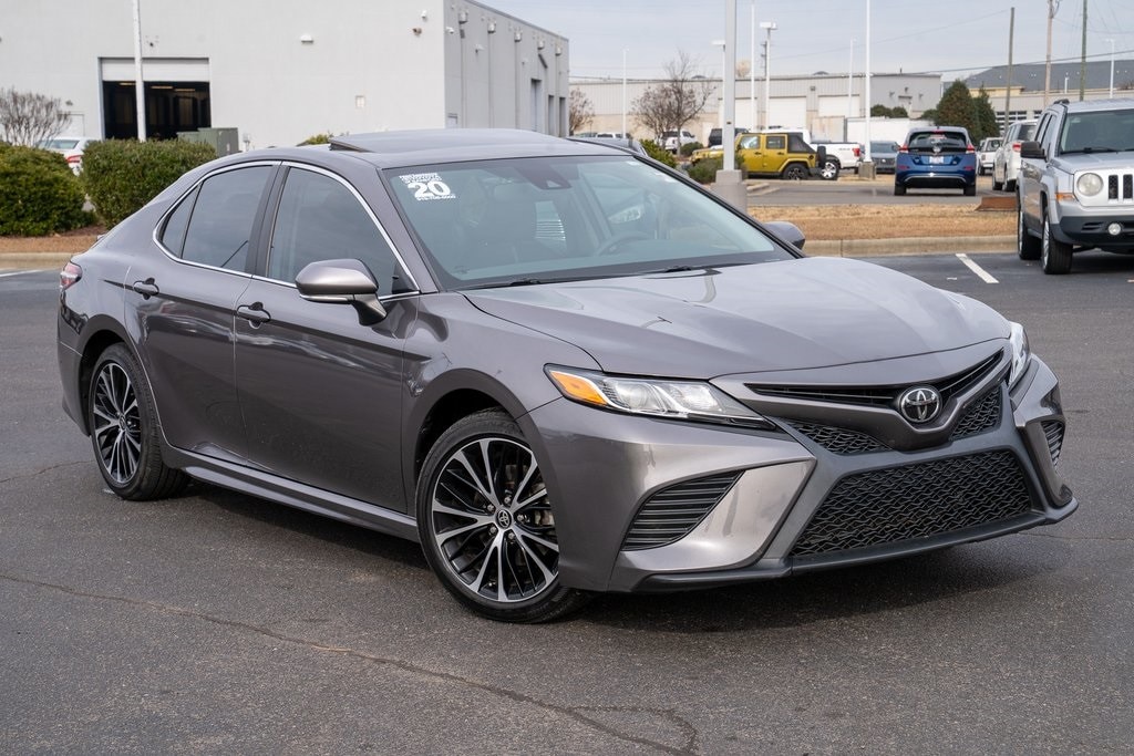2020 Toyota Camry SE's photo