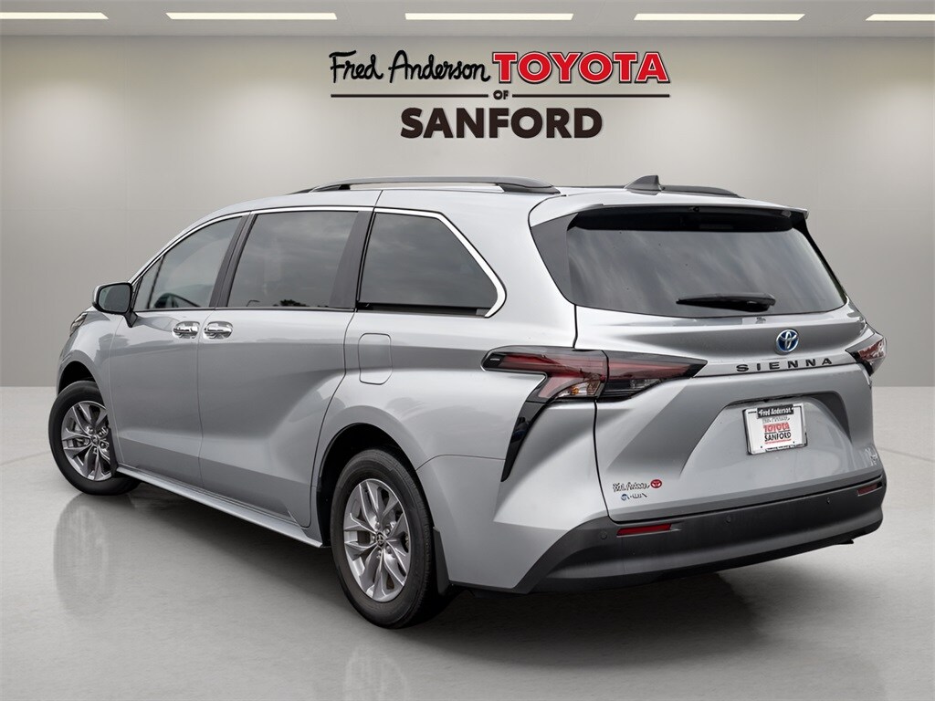 2025 Toyota Sienna XLE photo 4