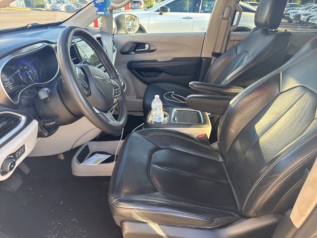 2022 Chrysler Pacifica Touring L photo 2