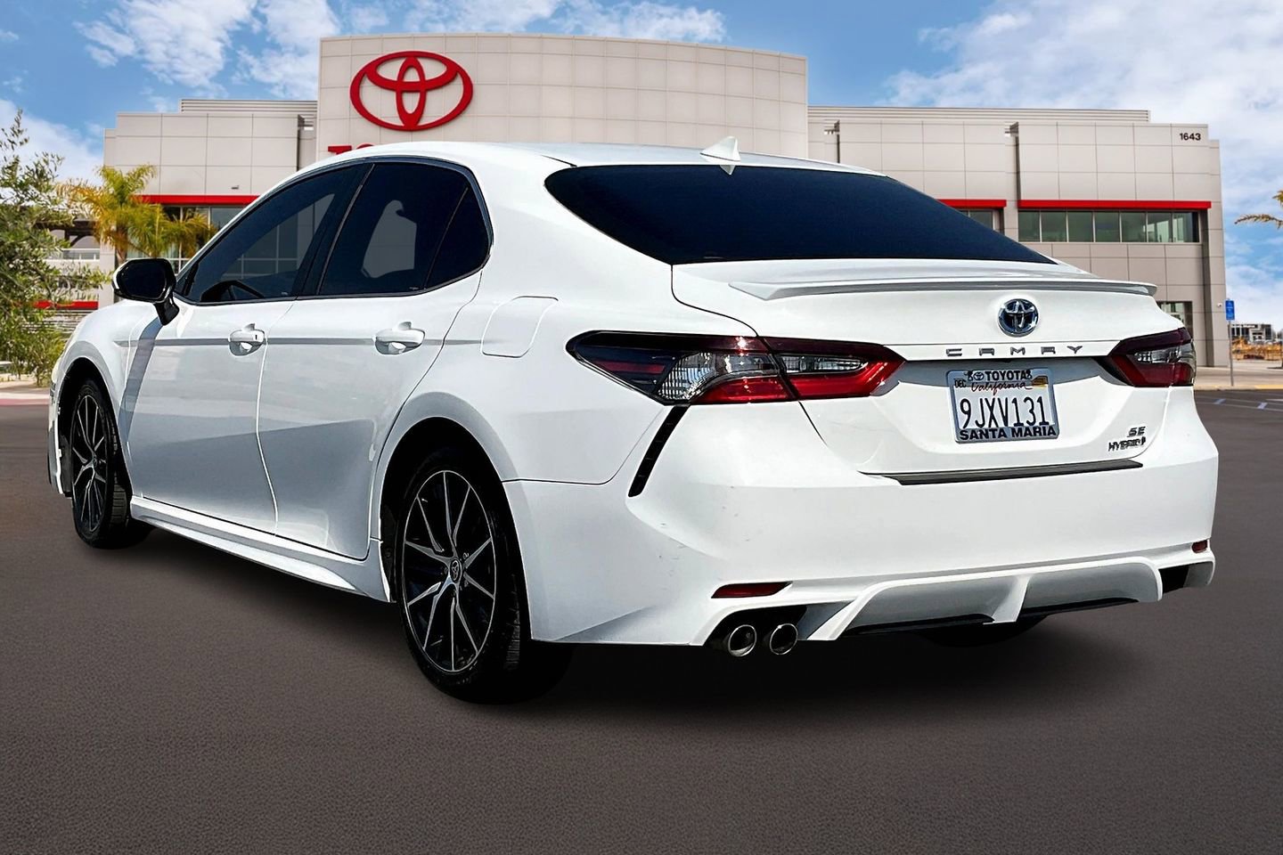 2024 Toyota Camry Hybrid SE photo 2