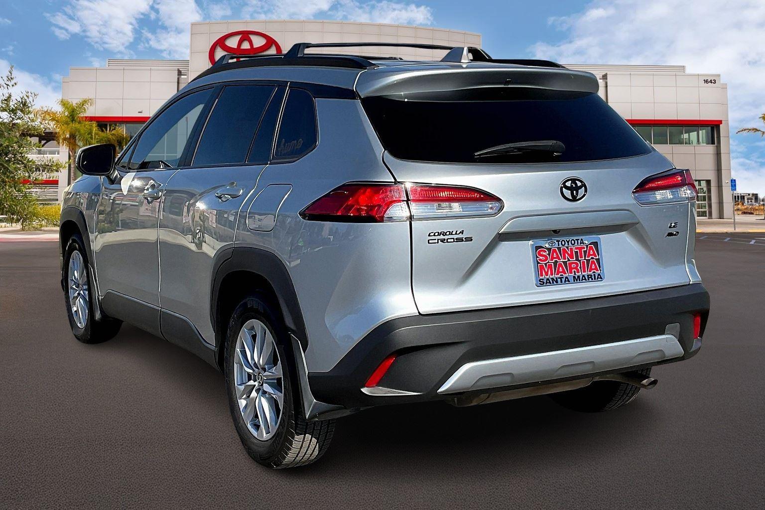 2022 Toyota Corolla Cross LE photo 2