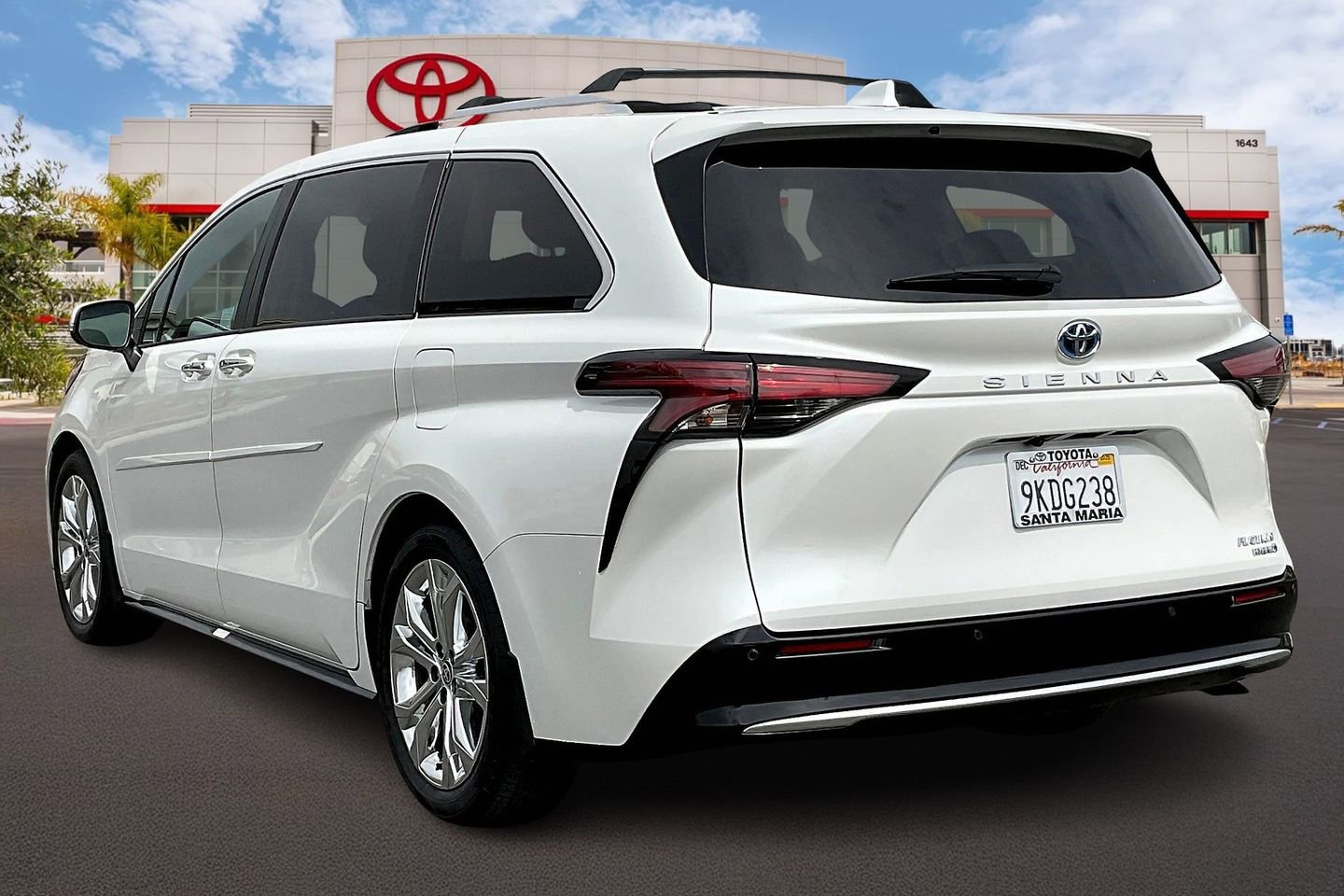 2024 Toyota Sienna Platinum photo 2