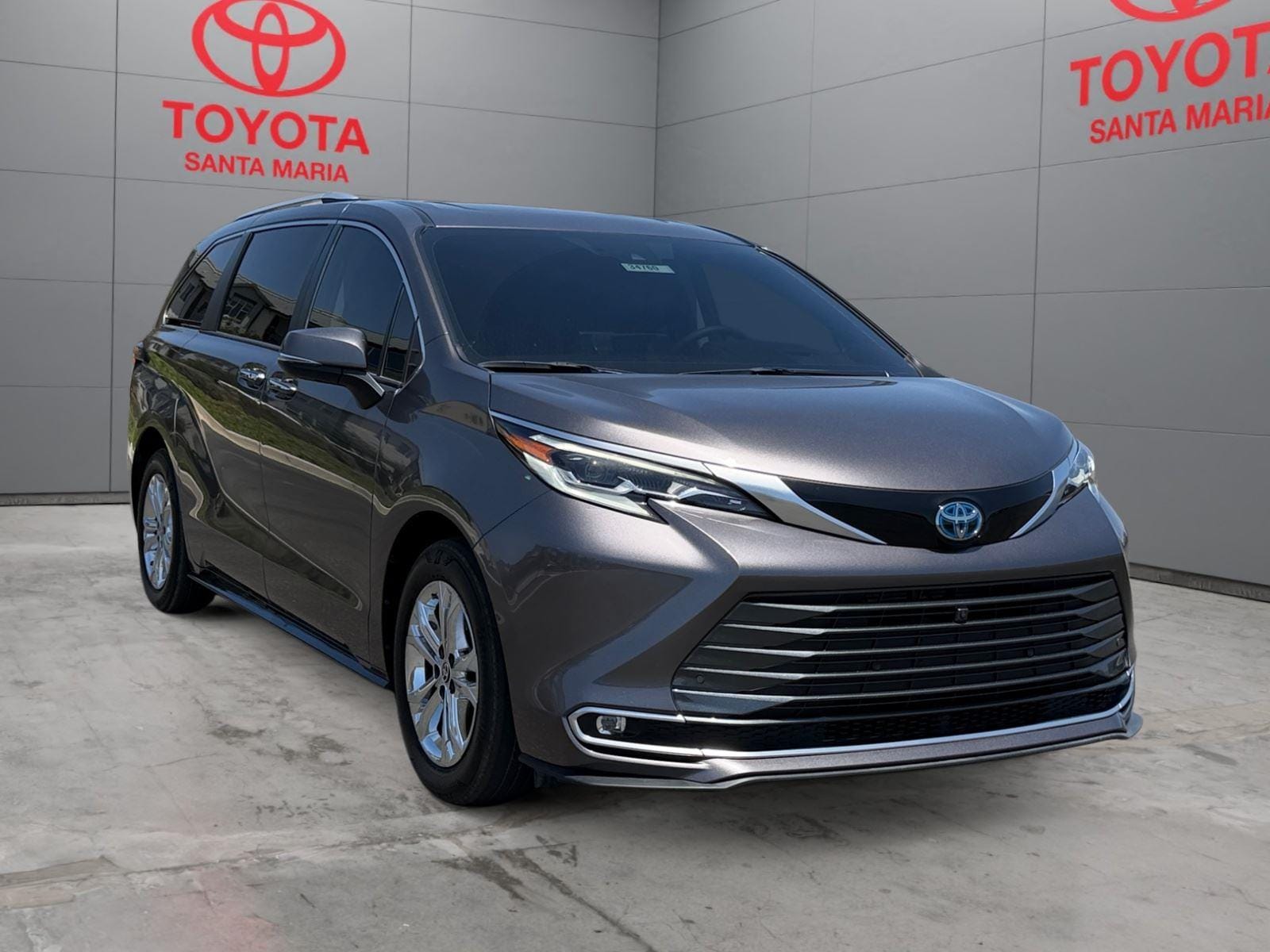 2023 Toyota Sienna Platinum 7-Passenger Hybrid AWD's photo