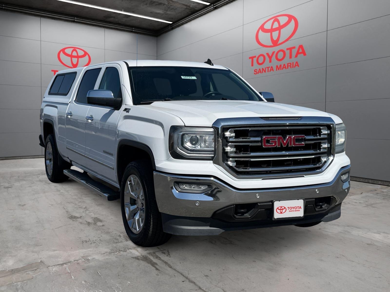 2016 GMC Sierra 4WD Crew Cab Short Box SLT w/R8J's photo