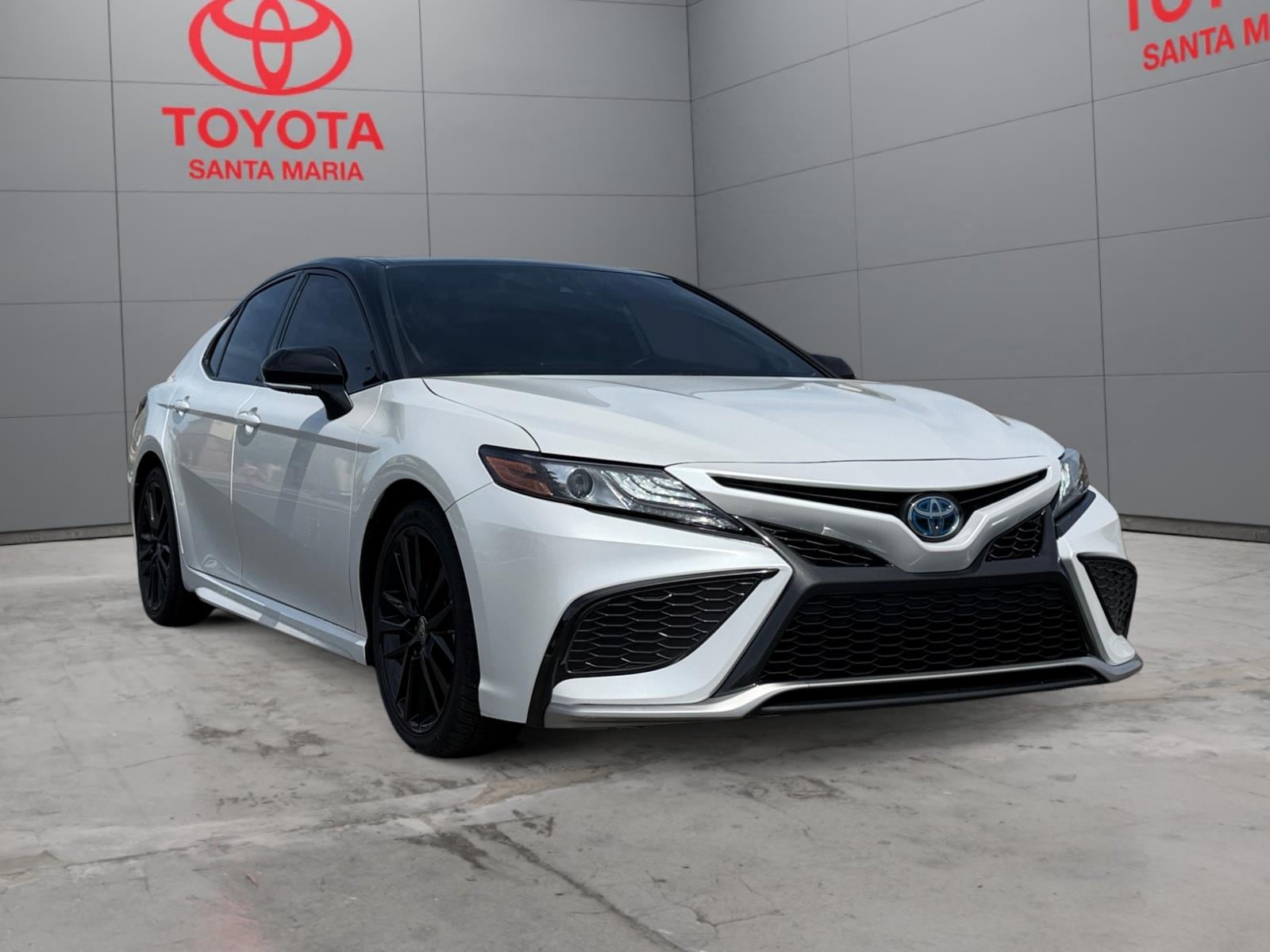 2022 Toyota Camry XSE Hybrid's photo