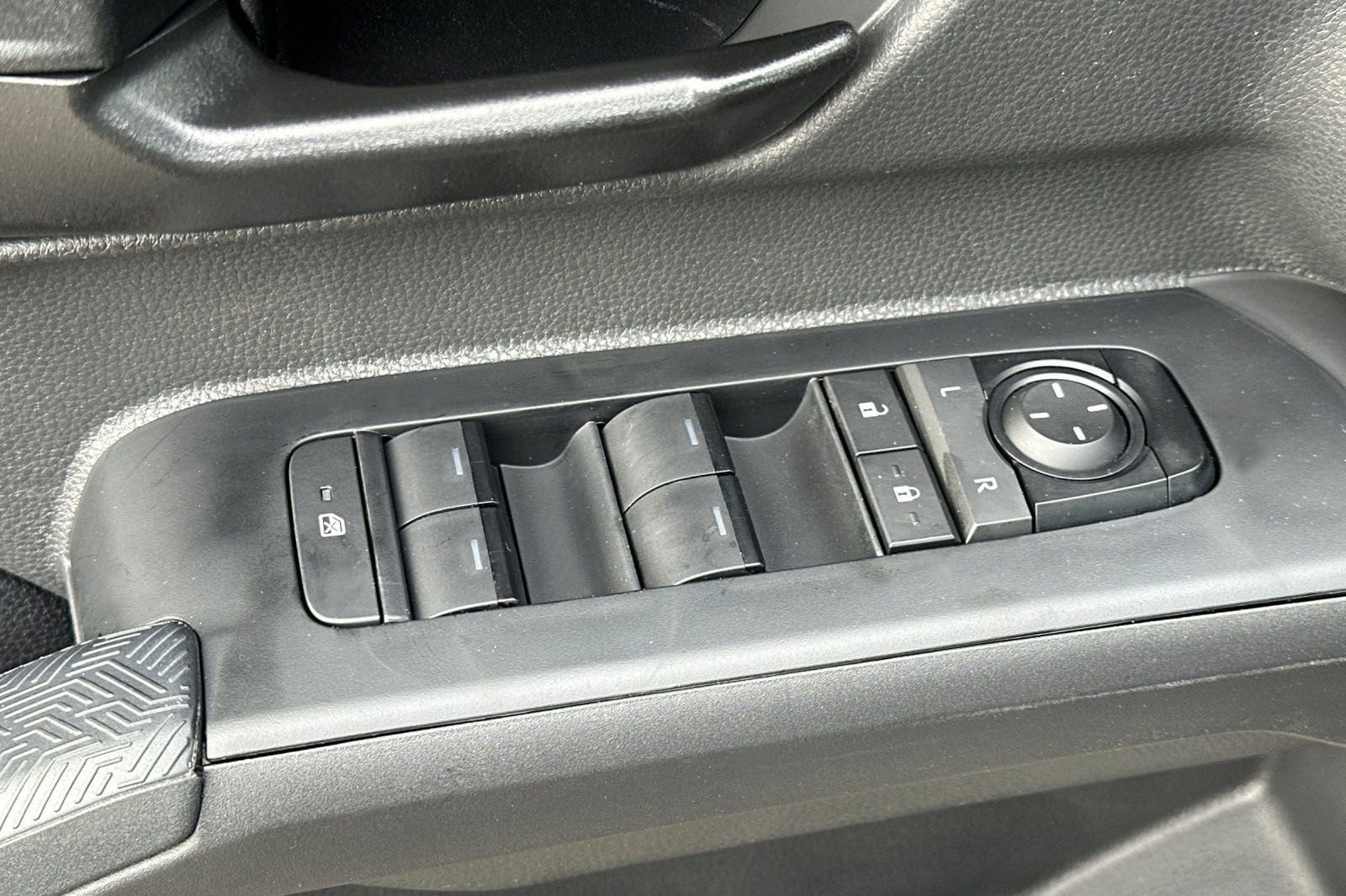 2025 Toyota Tacoma SR5 - Photo 11