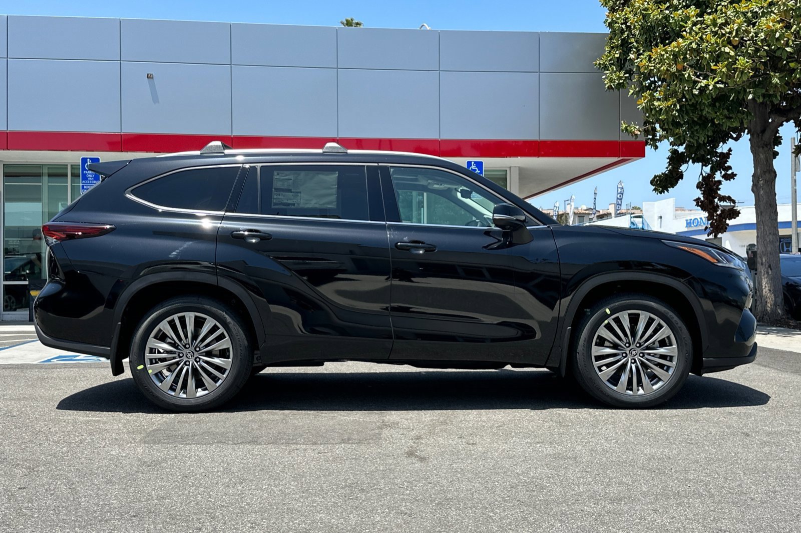 2025 Toyota Highlander XLE XSE Platinum Limited photo 2