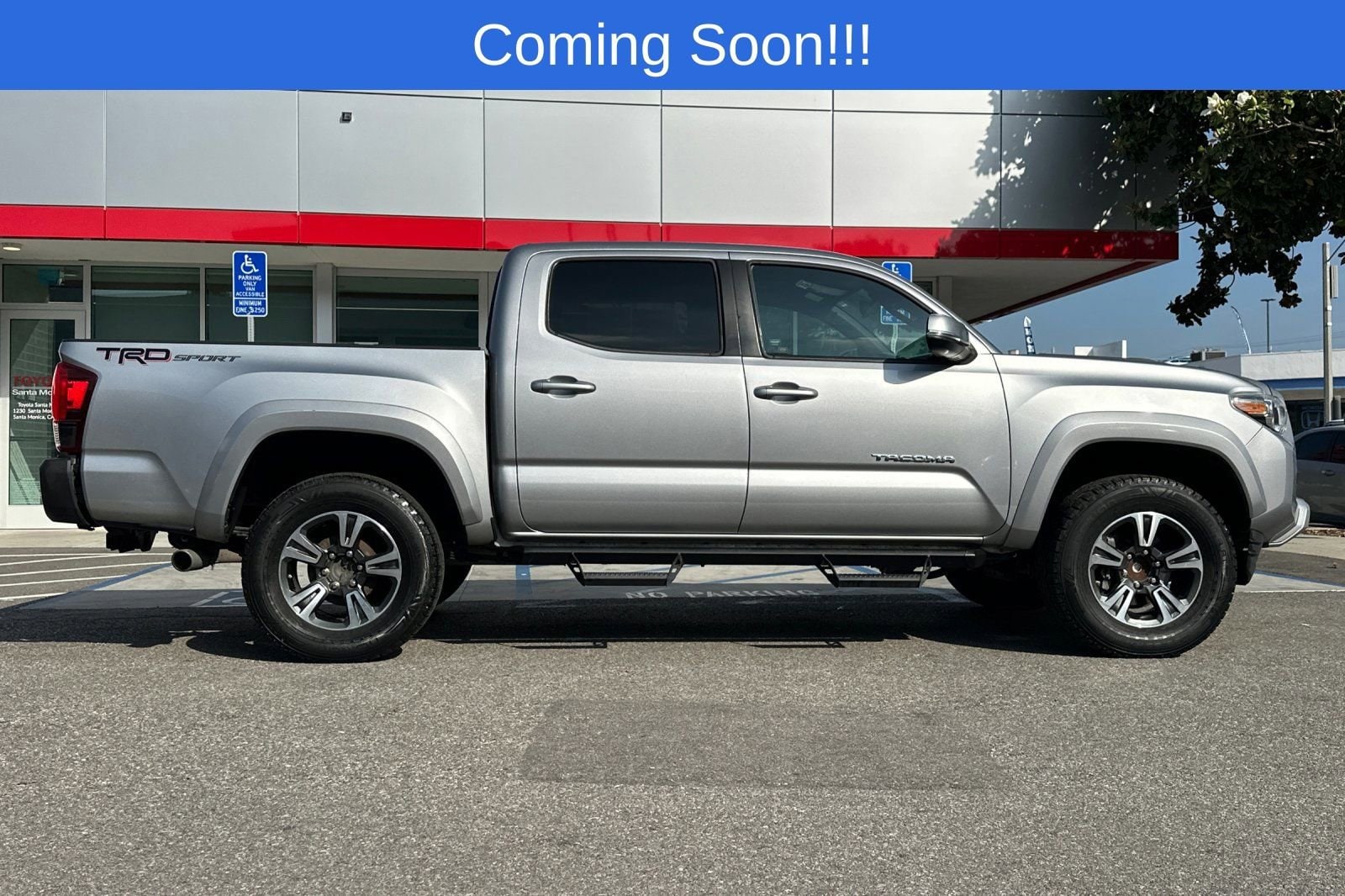 2018 Toyota Tacoma TRD Sport photo 2