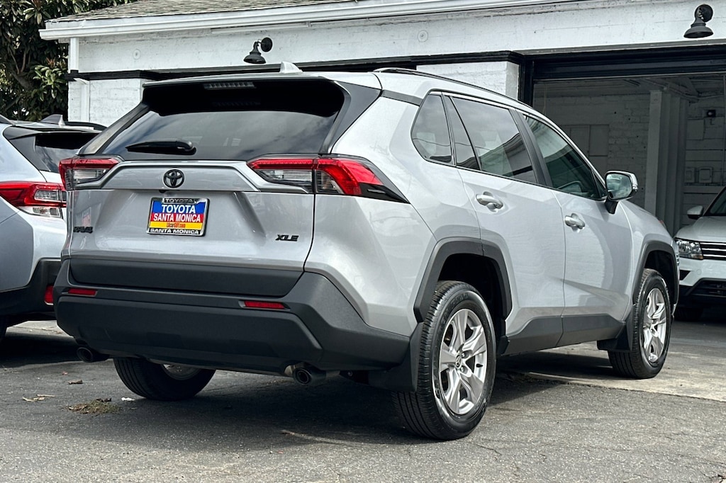 2022 Toyota RAV4 XLE photo 2