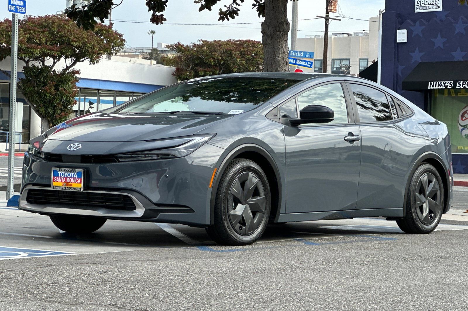 2026 Toyota Prius Plug-In Hybrid SE photo 6