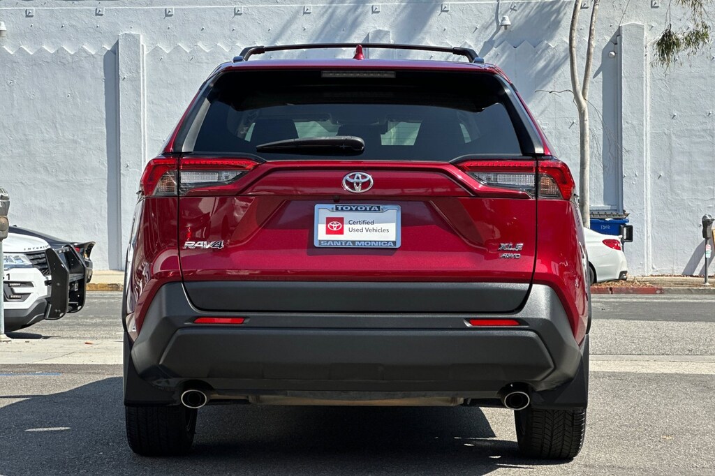 2021 Toyota RAV4 XLE Premium photo 4
