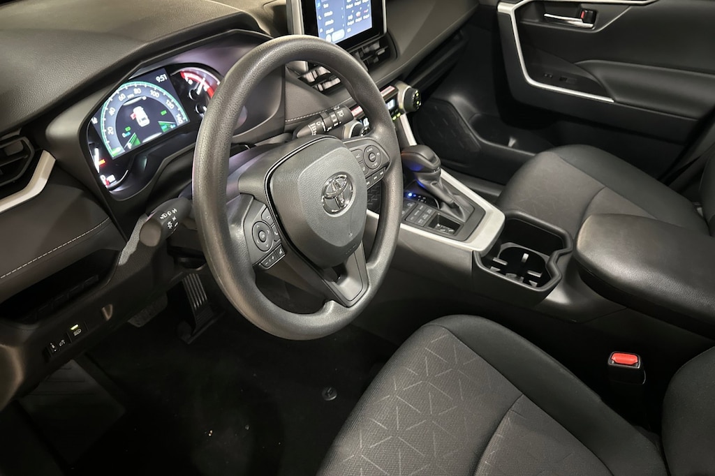 2025 Toyota RAV4 XLE photo 8