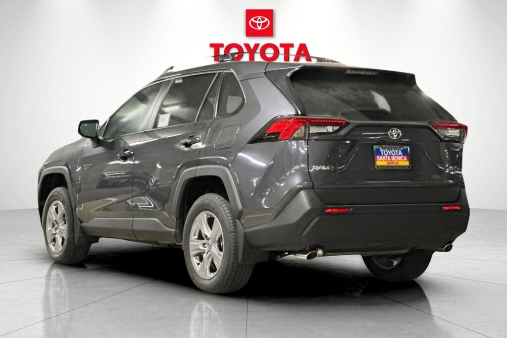 2025 Toyota RAV4 XLE photo 4