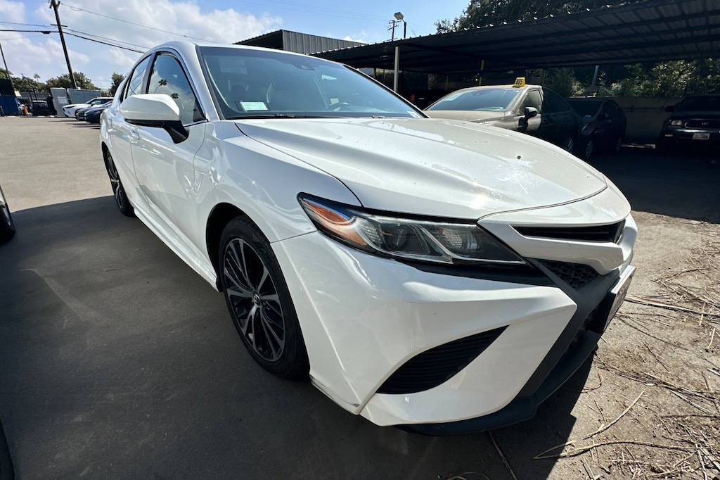 2020 Toyota Camry SE photo 2