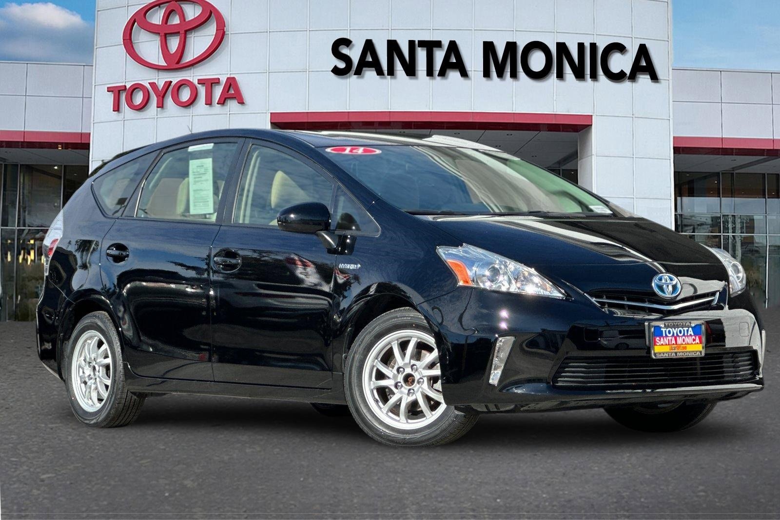 2014 Toyota Prius v Three's photo