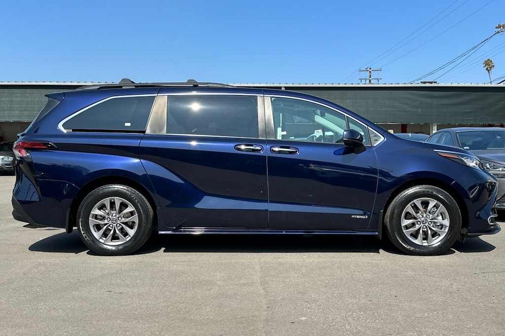 2021 Toyota Sienna XLE photo 2
