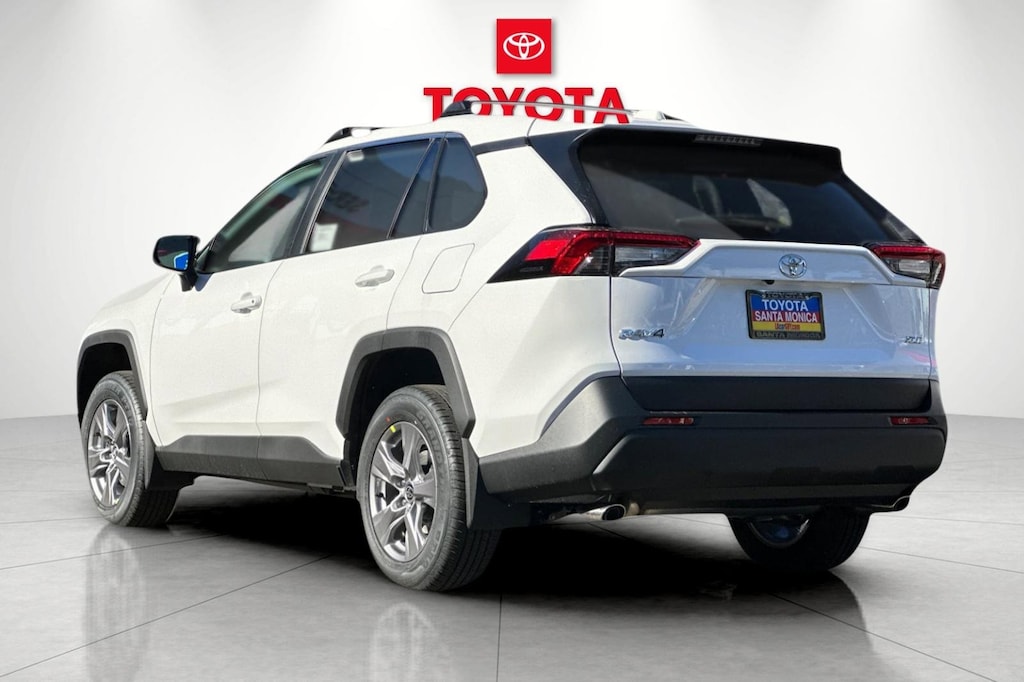 2025 Toyota RAV4 XLE photo 4