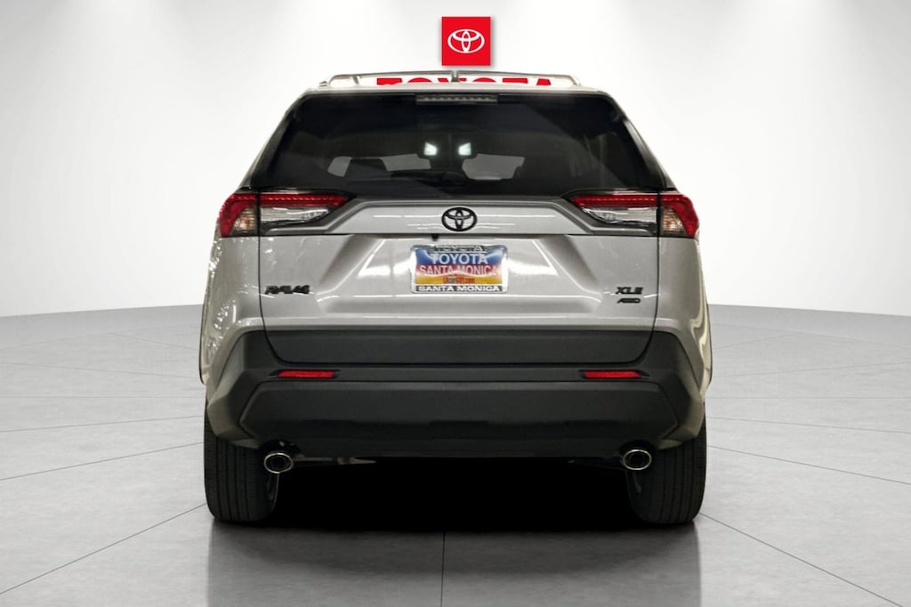 2025 Toyota RAV4 XLE photo 3
