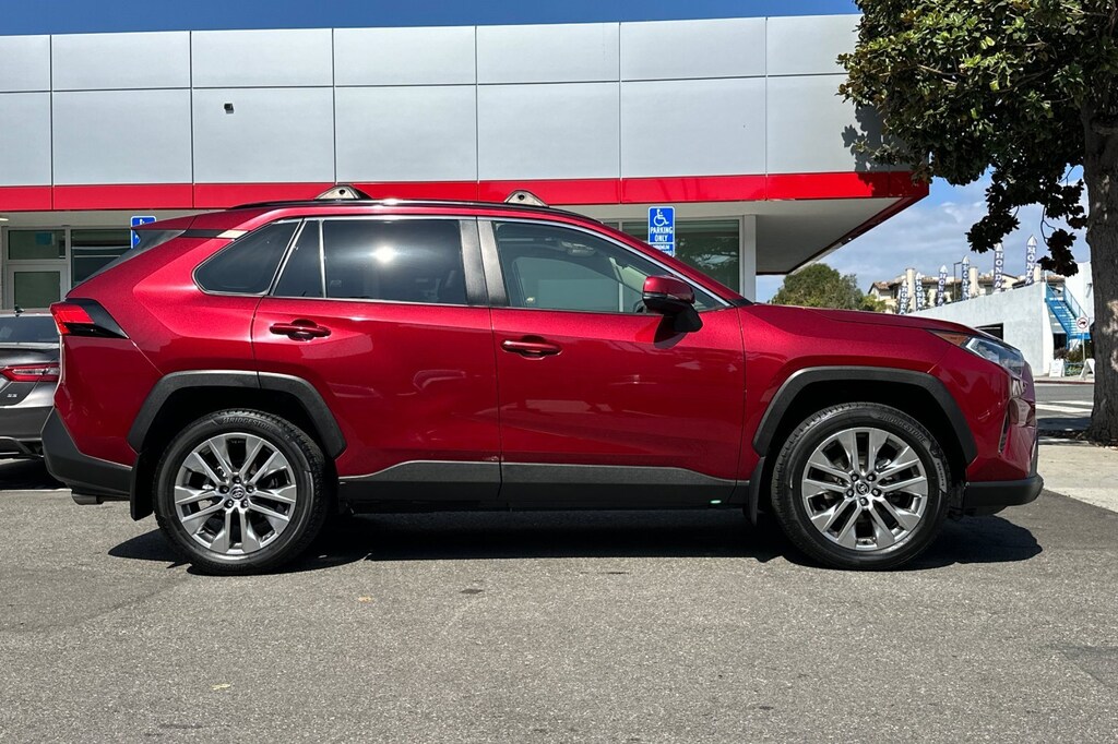 2021 Toyota RAV4 XLE Premium photo 2