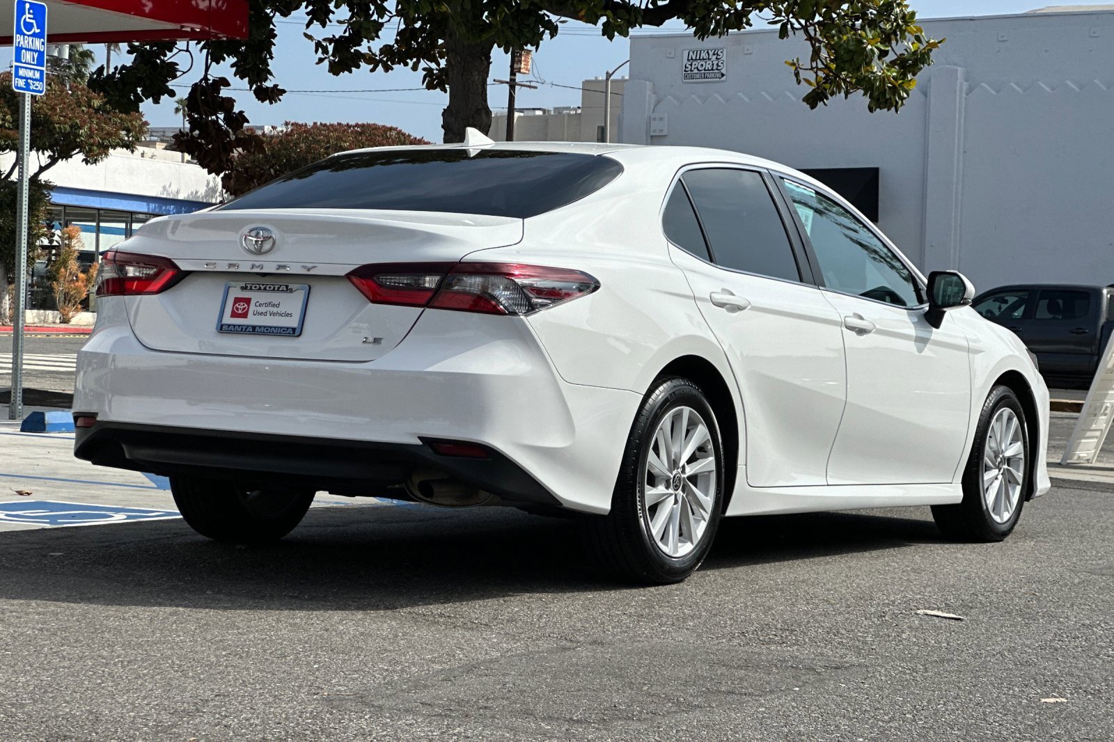 2022 Toyota Camry LE photo 4