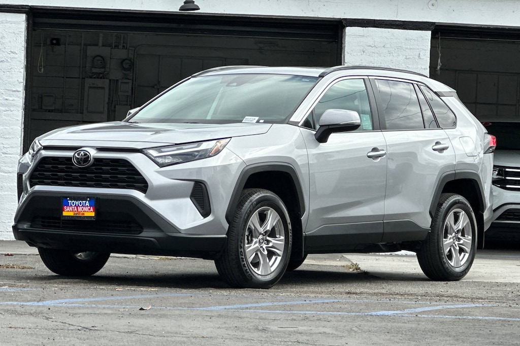 2022 Toyota RAV4 XLE photo 6