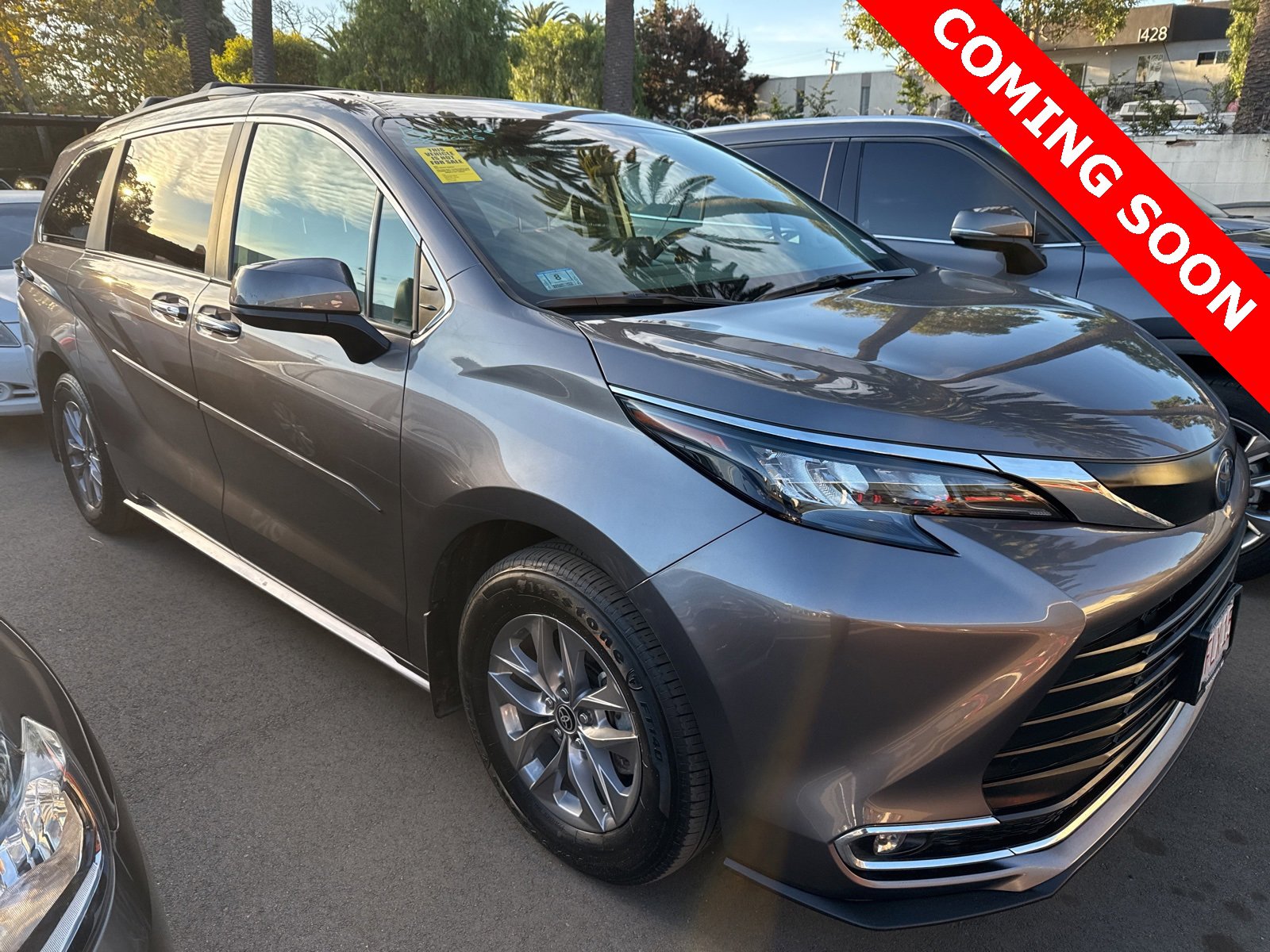 2024 Toyota Sienna XLE's photo
