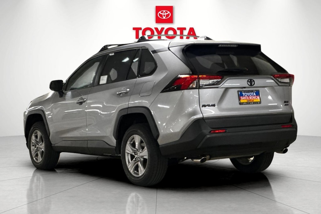 2025 Toyota RAV4 XLE photo 4