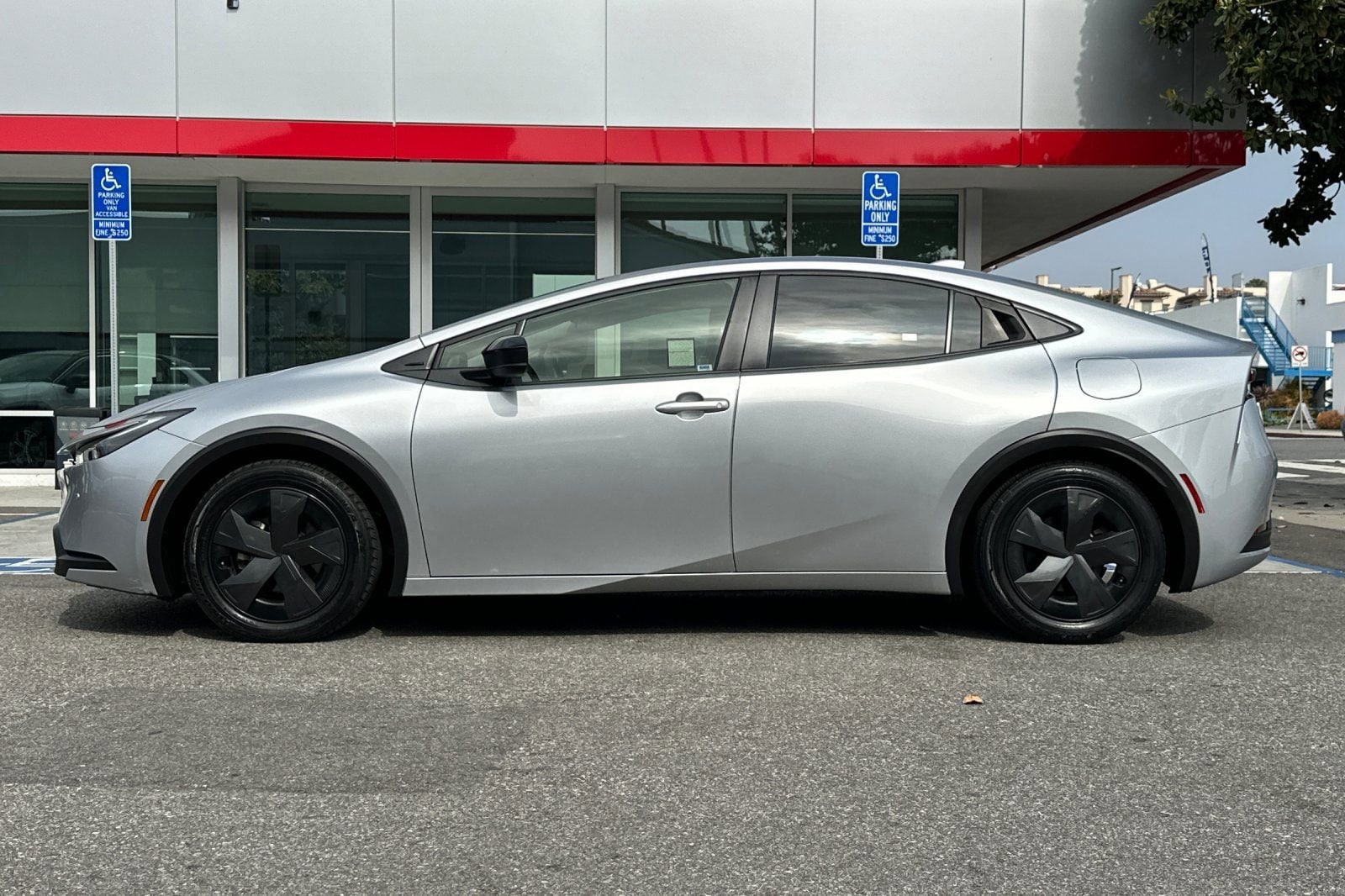 2023 Toyota Prius LE photo 5