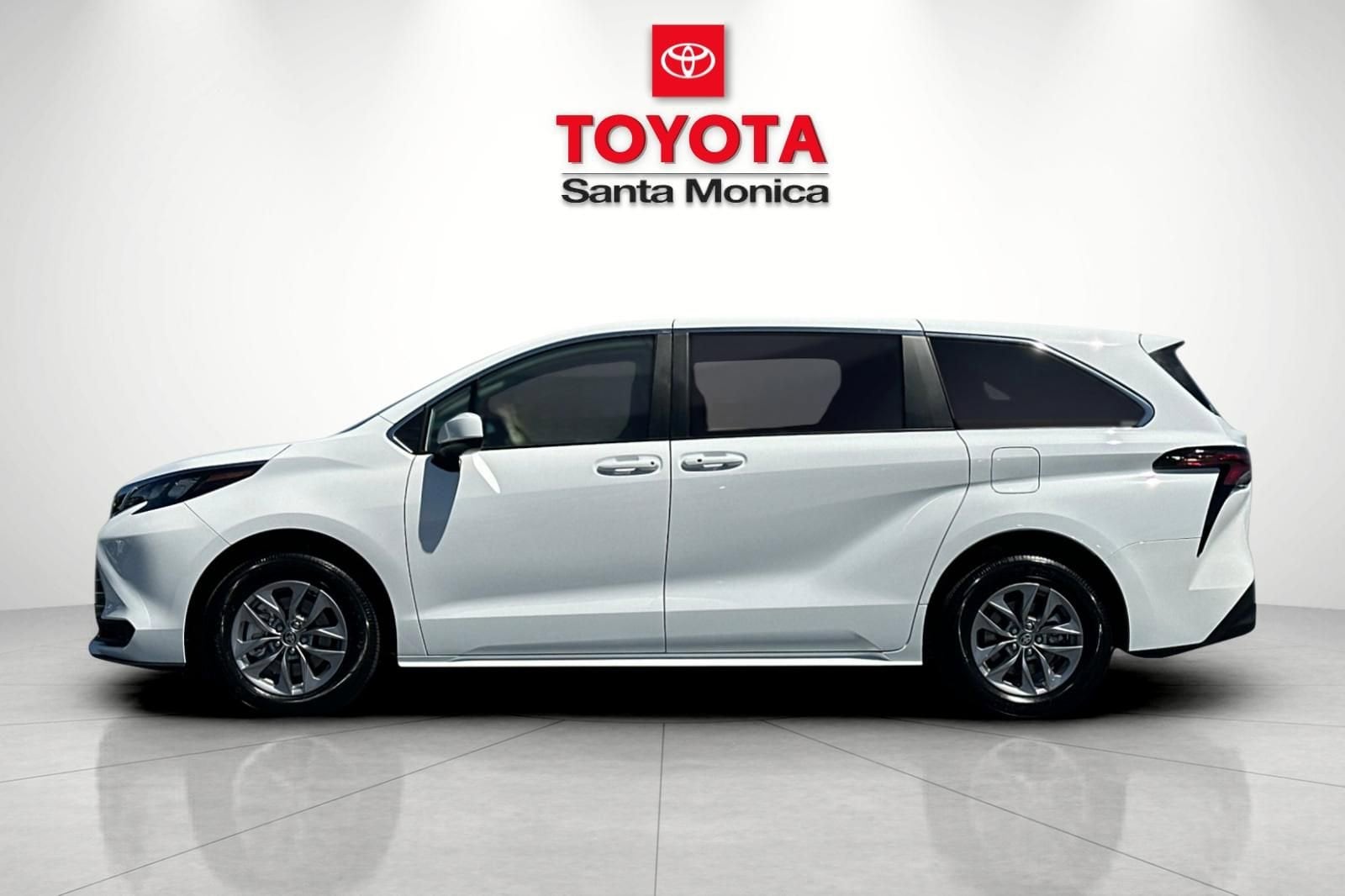2026 Toyota Sienna LE photo 3