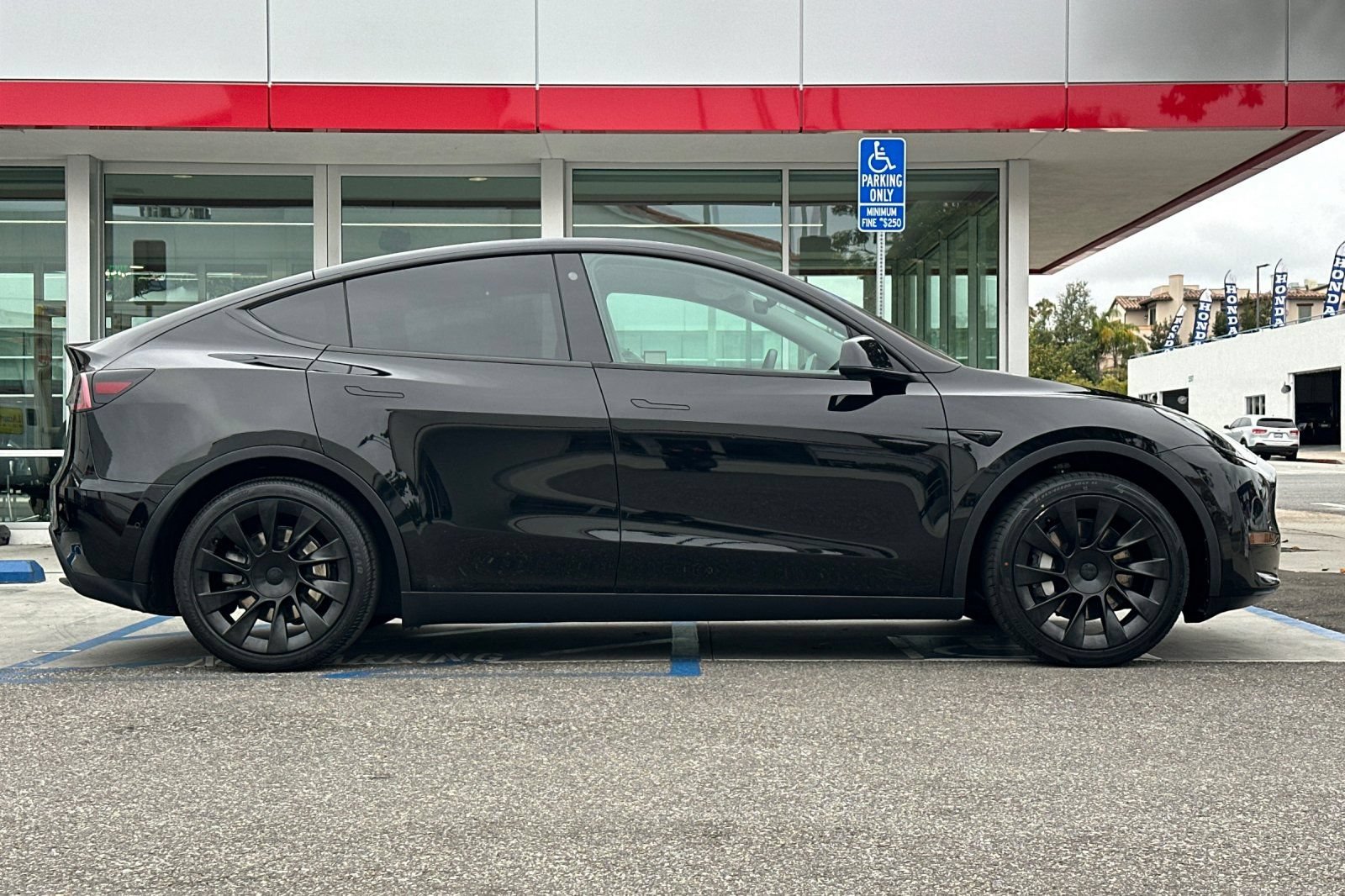 Used 2022 Tesla Model Y Long Range with VIN 7SAYGAEE6NF340872 for sale in Santa Monica, CA