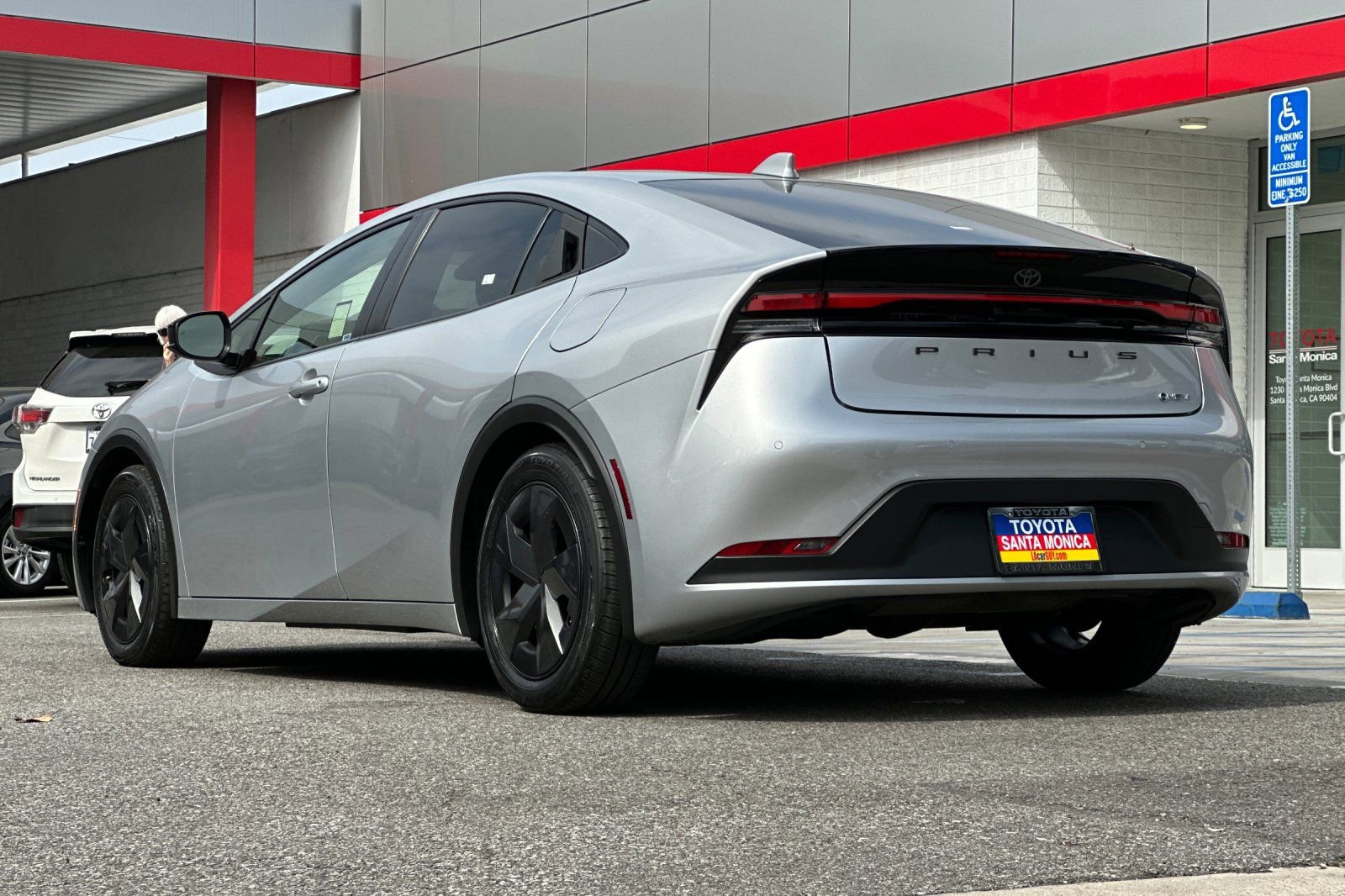 2023 Toyota Prius LE photo 4