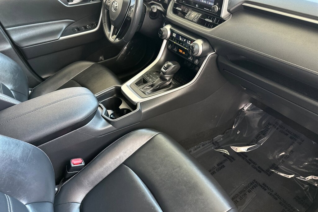 2021 Toyota RAV4 XLE Premium photo 14