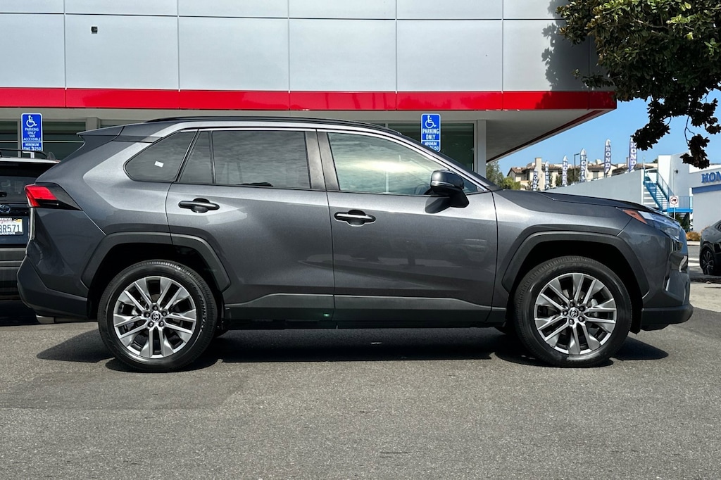 2023 Toyota RAV4 XLE Premium photo 2