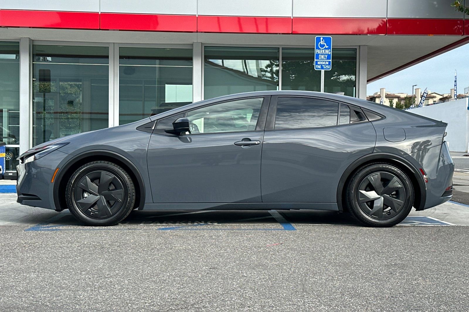 2026 Toyota Prius Plug-In Hybrid SE photo 5