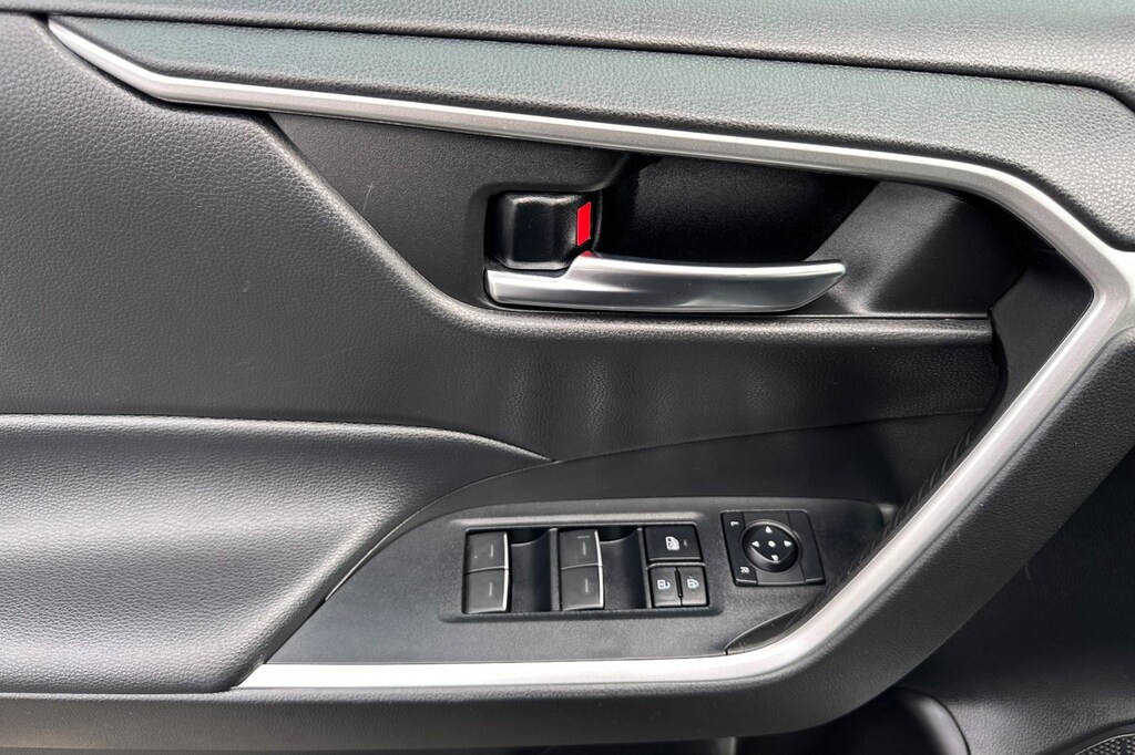 2022 Toyota RAV4 XLE photo 9