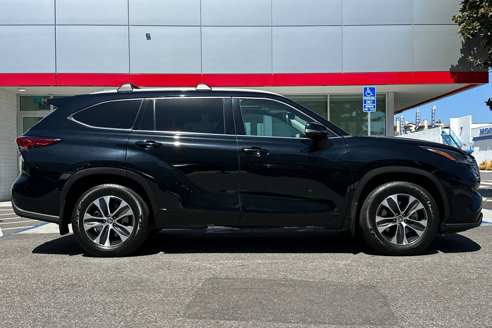 2022 Toyota Highlander Hybrid XLE photo 2
