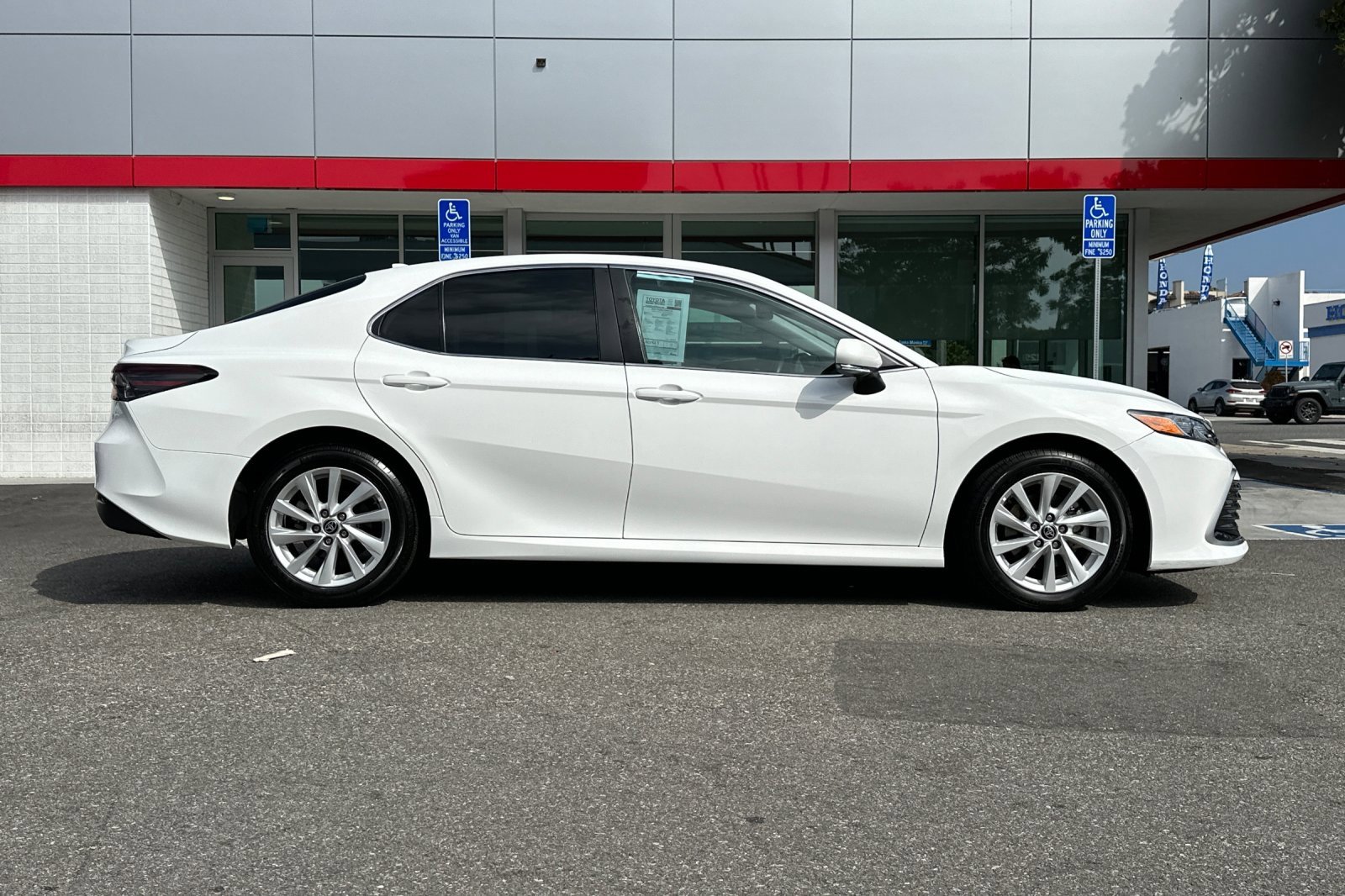 2022 Toyota Camry LE photo 3