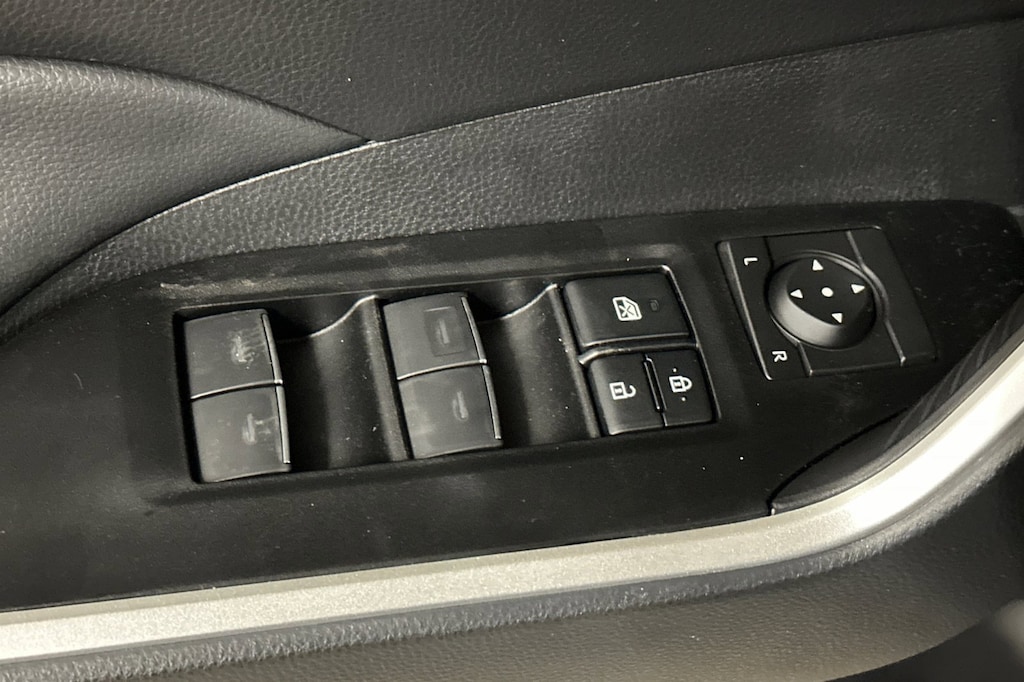 2025 Toyota RAV4 XLE photo 10