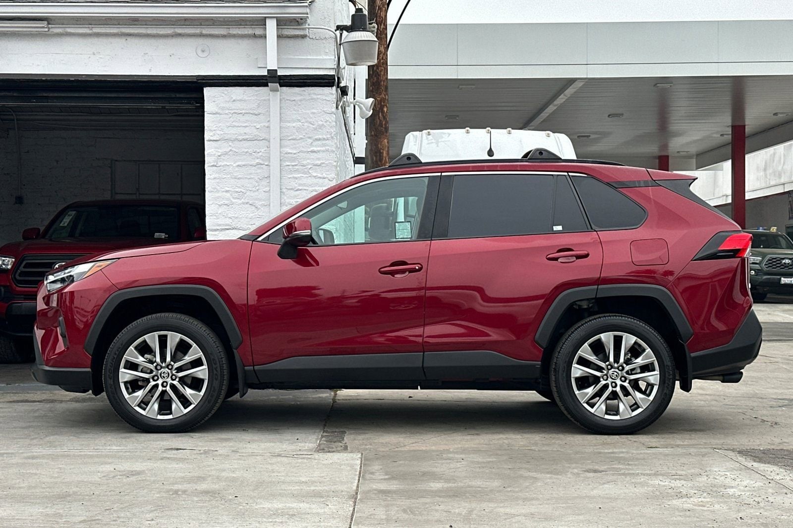 2022 Toyota RAV4 XLE Premium photo 6