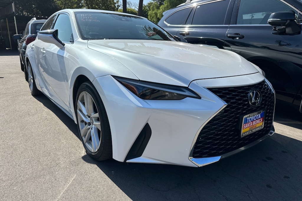 2021 Lexus IS 300 photo 2