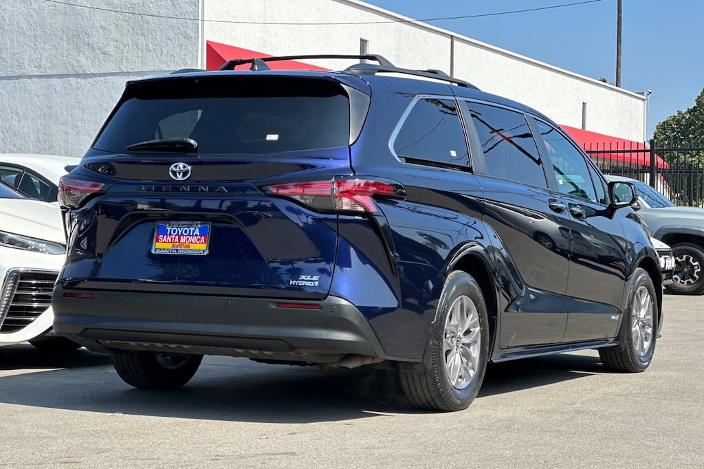 2021 Toyota Sienna XLE photo 3