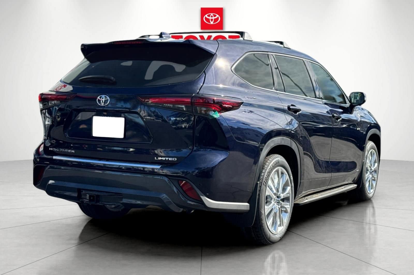2026 Toyota Highlander Hybrid Limited photo 2