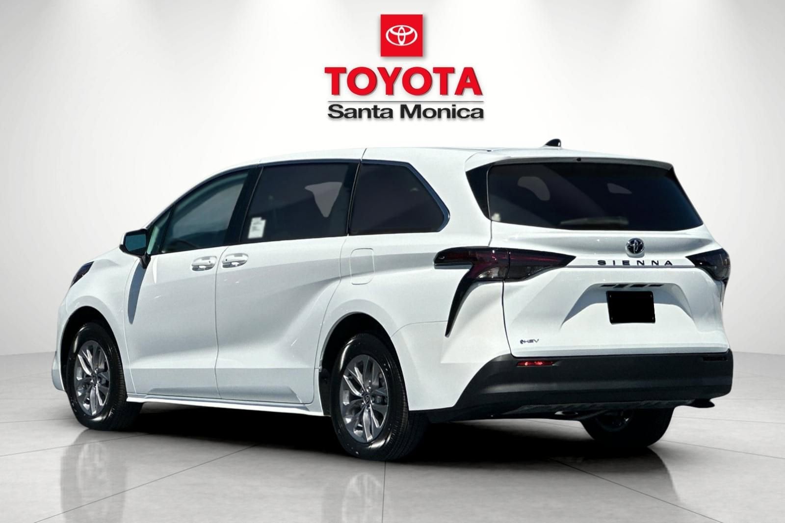 2026 Toyota Sienna LE photo 4