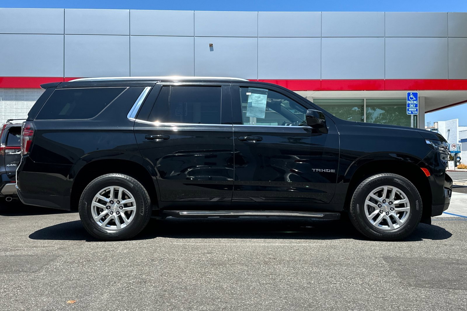 2022 Chevrolet Tahoe LT photo 2