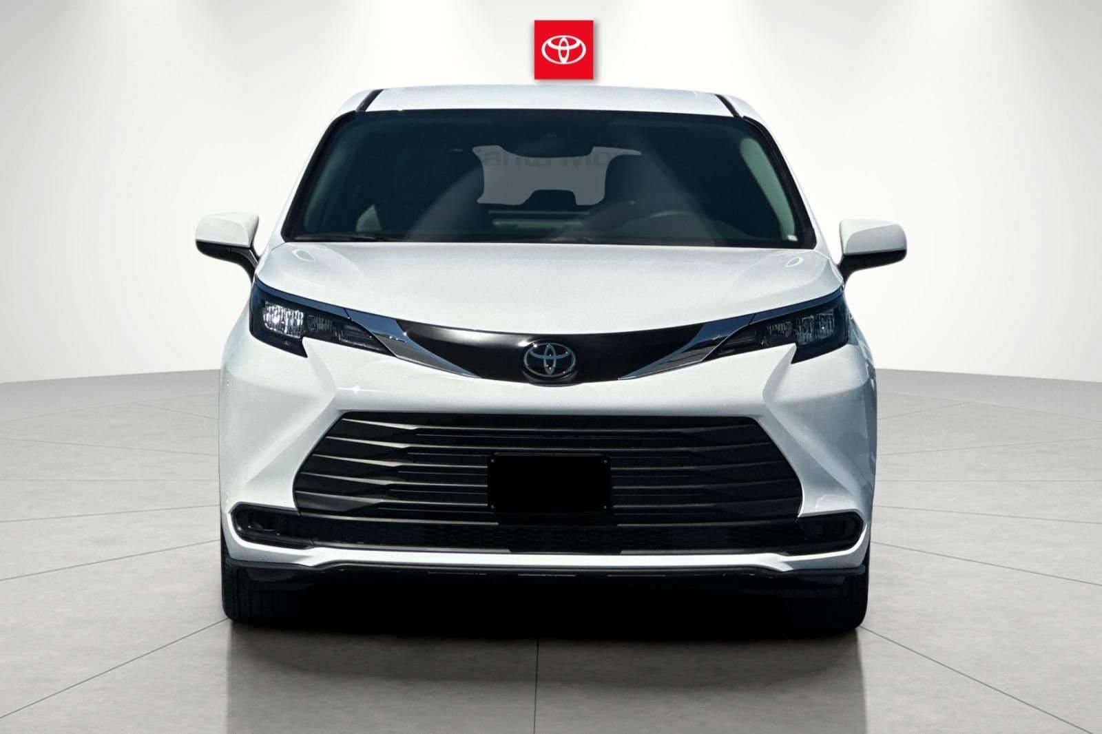 2026 Toyota Sienna LE photo 6