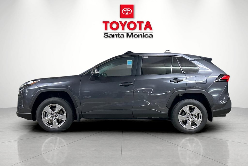 2025 Toyota RAV4 XLE photo 7